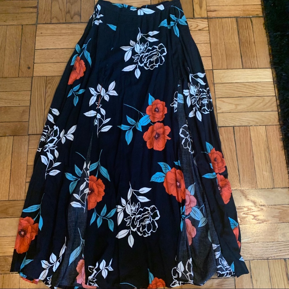 CHIC BLACK FLORAL MAXI SKIRT WITH SLITS